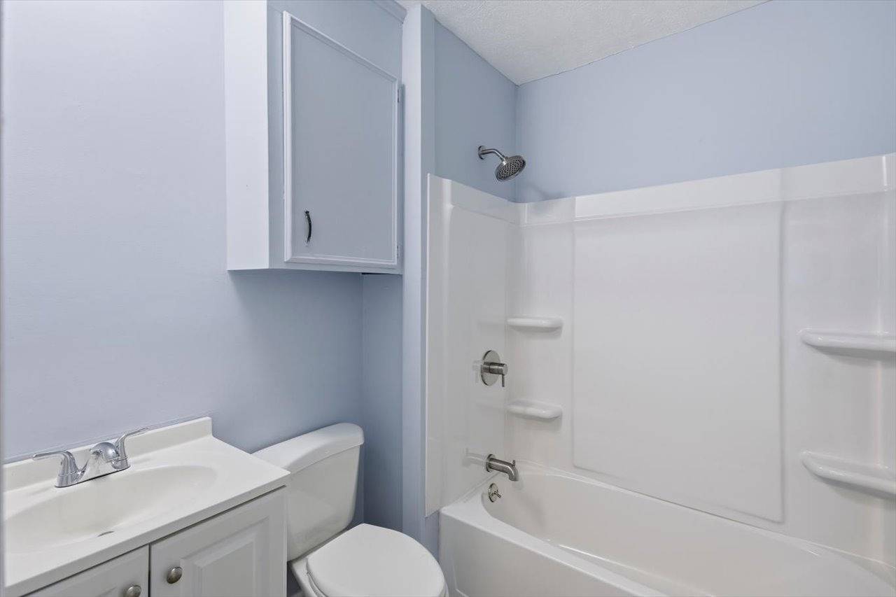 Full bathroom at 4972 Oak Creek Drive